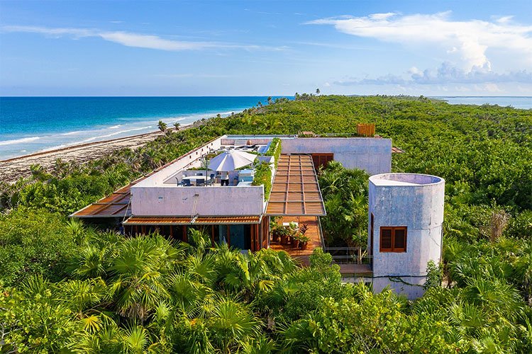 Casa Bautista is set in the midst of lush tropical jungle © Productora