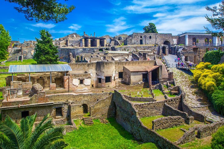 An immersive 3D digital exhibition on Pompeii's final hours has opened in Paris © lara-sh/Shutterstock