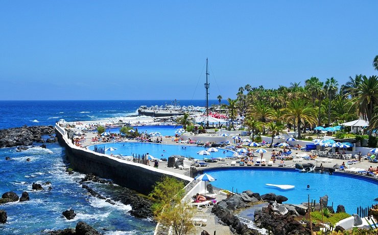 The UK requires travelers returning from Spain to self-isolate for 14 days © nito/Shutterstock