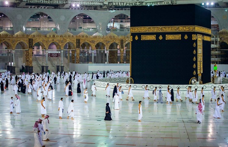 Pilgrims taking part in the socially distanced year-round Umrah pilgrimage © Saudi Ministry of Hajj and Umra / AFP via Getty Images