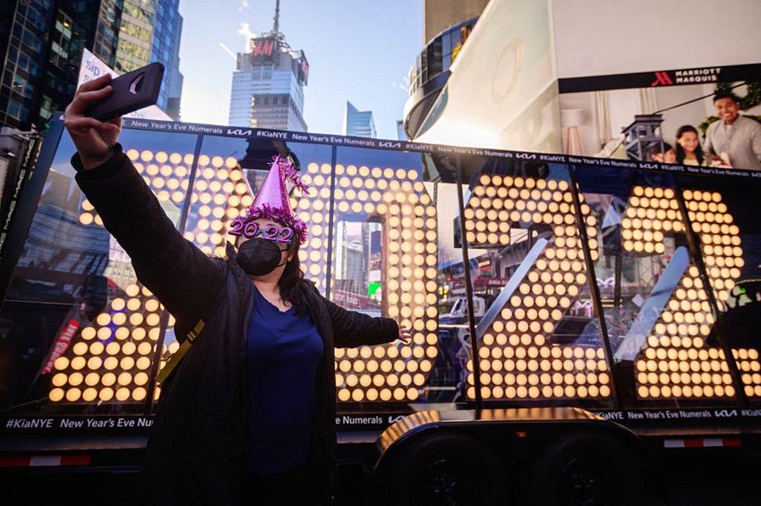 As the US gears up for scaled back NYE celebrations, the CDC has relaxed COVID-19 quarantine requirements © Ed Jones / Getty Images