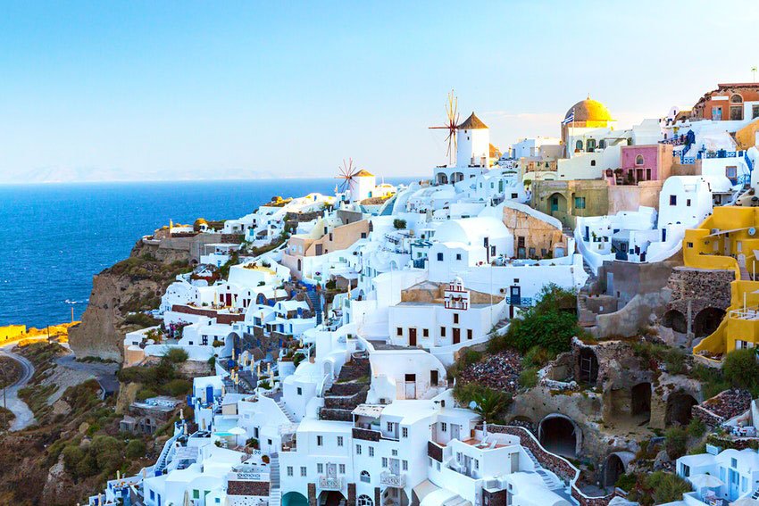 Greece expects its summer travel season to start earlier than ever in 2022 © Aleh Varanishcha/Getty Images