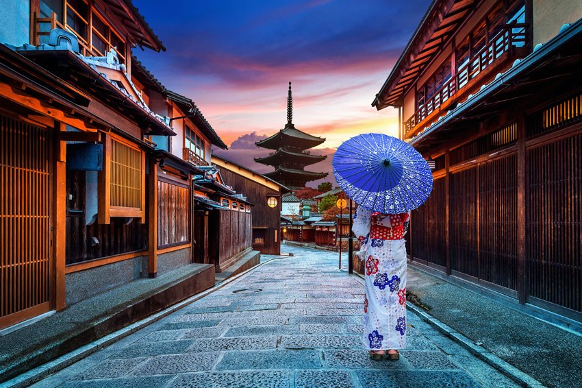 Woman wearing a traditional Japanese kimono at Yasaka Pagoda and Sannen Zaka Street during sunrise © Guitar photographer / Shutterstock